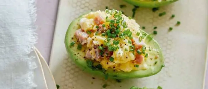 Gekochte Eier mit Avocado
